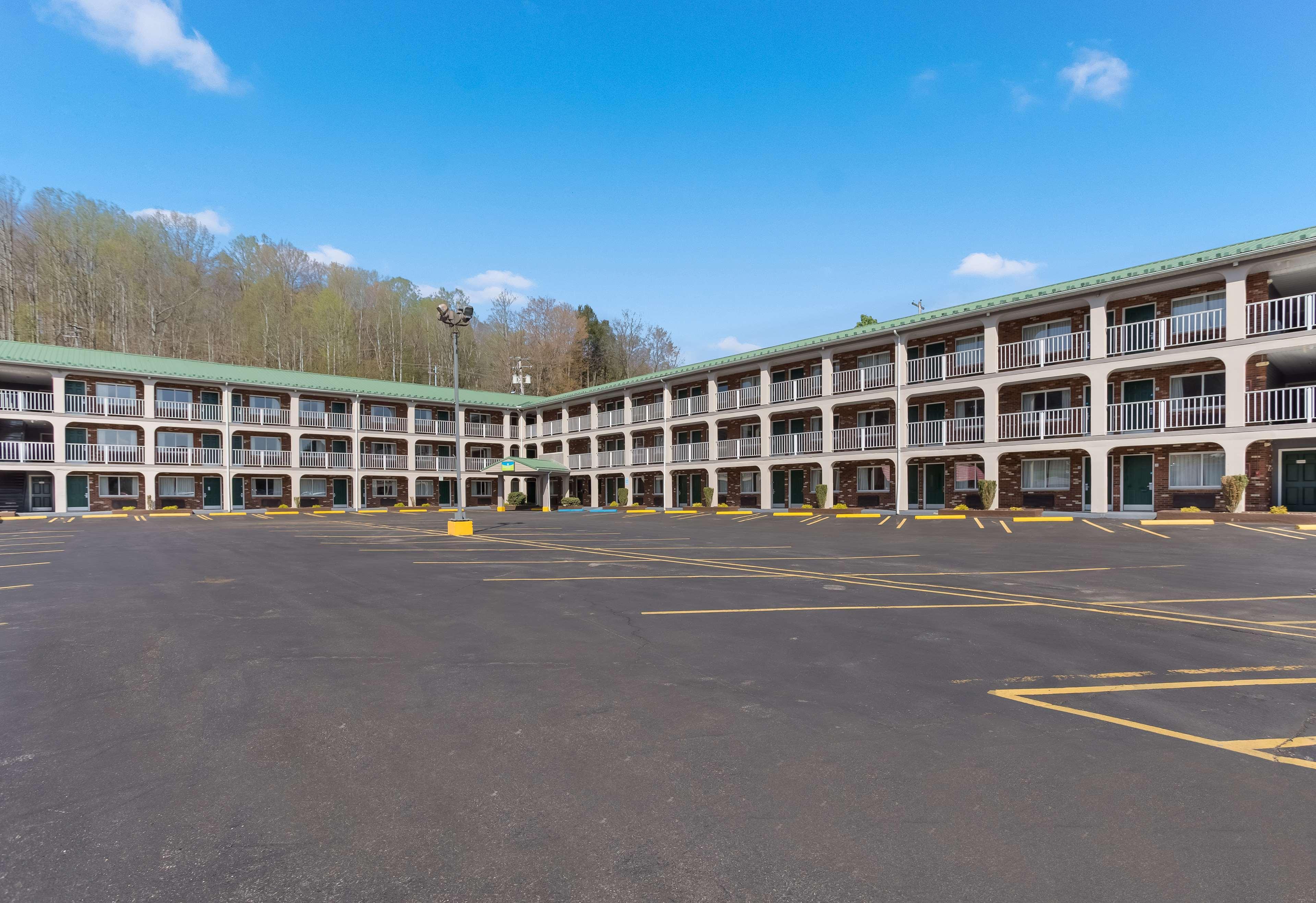Surestay Hotel By Best Western Summersville Exterior photo
