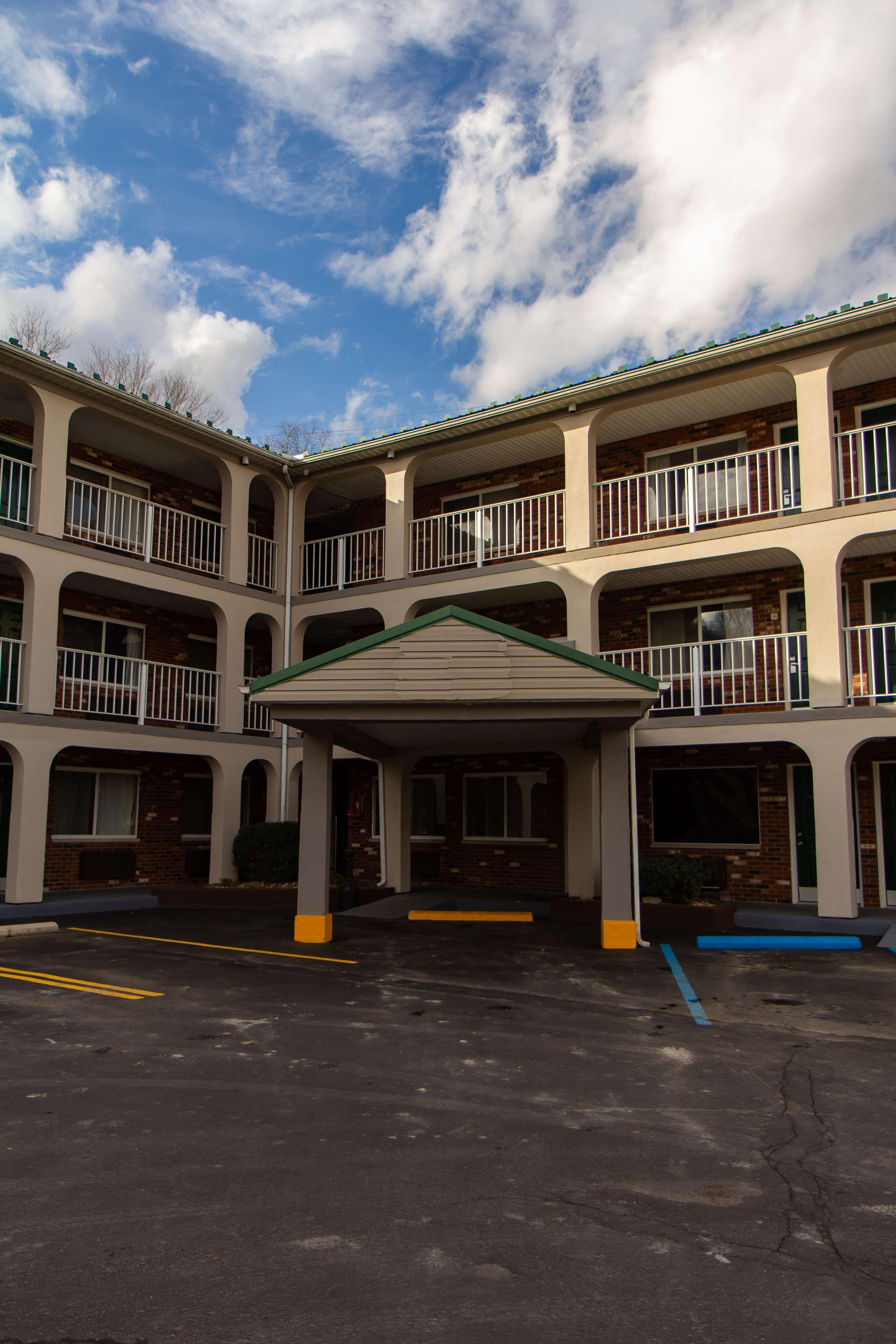 Surestay Hotel By Best Western Summersville Exterior photo