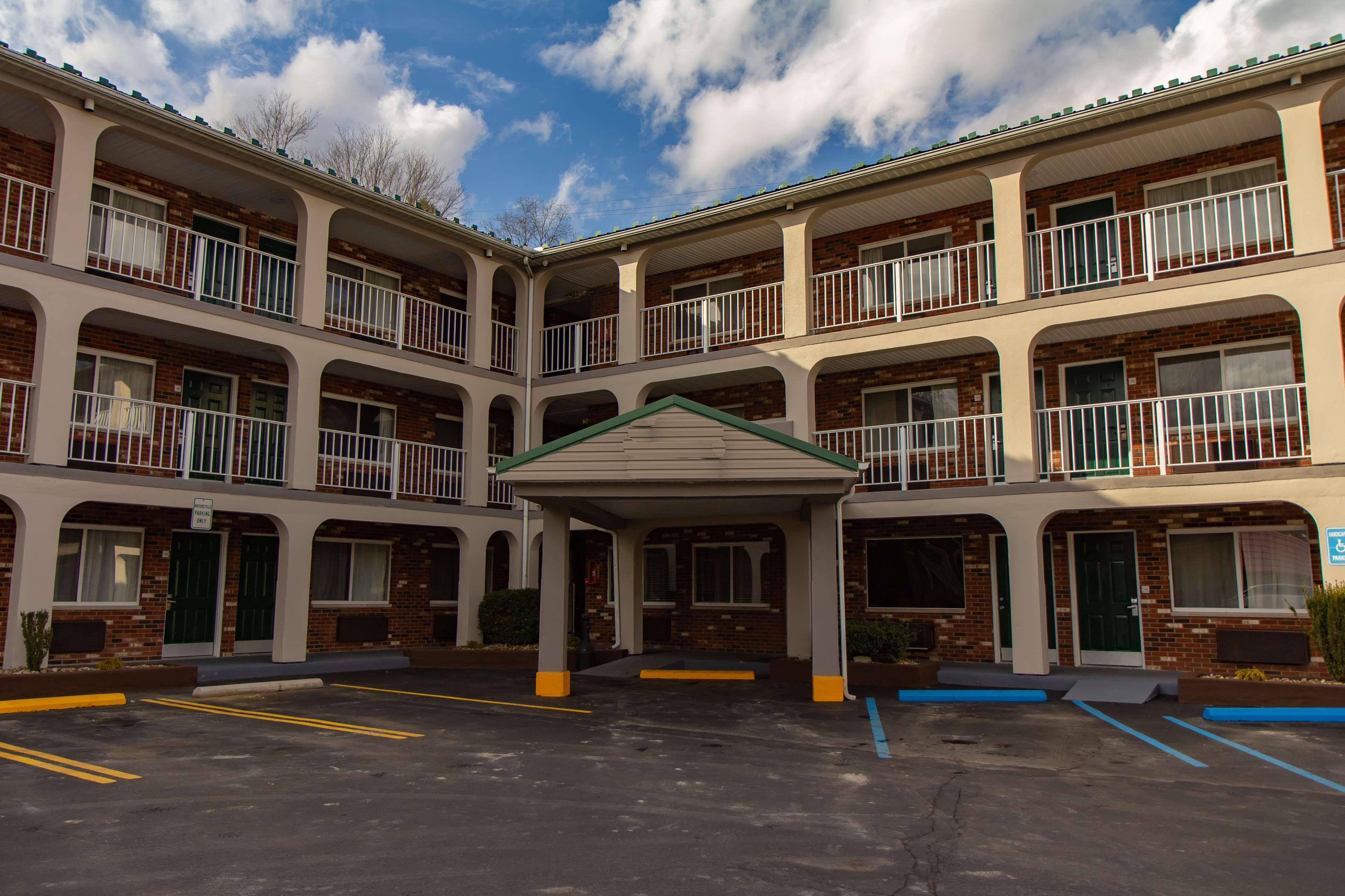 Surestay Hotel By Best Western Summersville Exterior photo